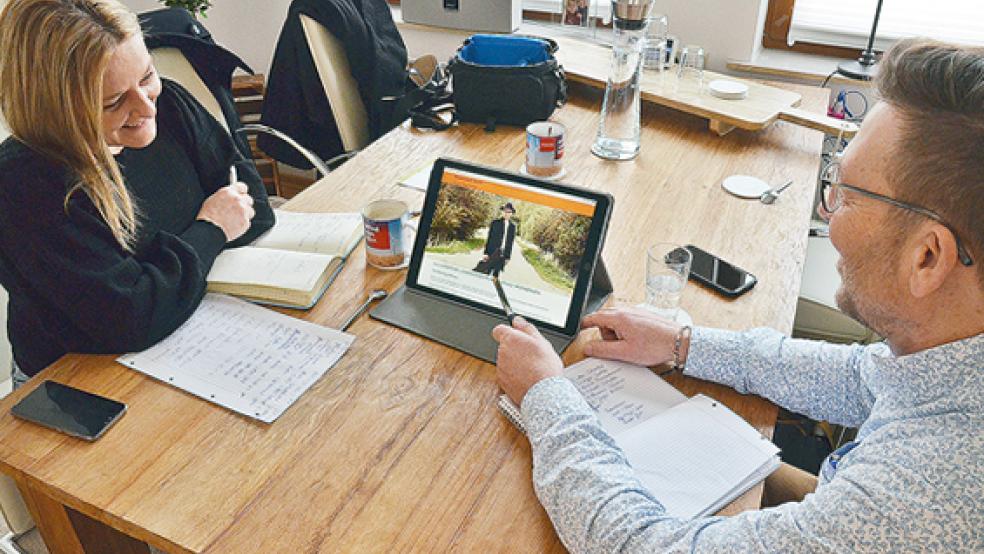 Fotografin Agnieszka Neila plant gemeinsam mit Victor Stanley (Bild auf dem Laptop) und Rüdiger Barten, neben einer Fotoausstellung im April in der Leeraner Altstadt, ein Benefizkonzert von regionalen Künstlern für das kommende Jahr.  © Foto: Ammermann