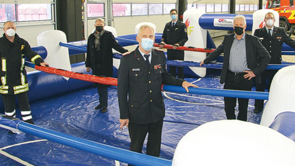 Im Gebäude der Freiwilligen Feuerwehr Emden Stadtmitte wurde Vertretern der Ostfriesischen Wehren das neue »Human-­Table-Soccer-Spiel« im Wert von 4500 Euro übergeben.  © Foto: Brandkasse