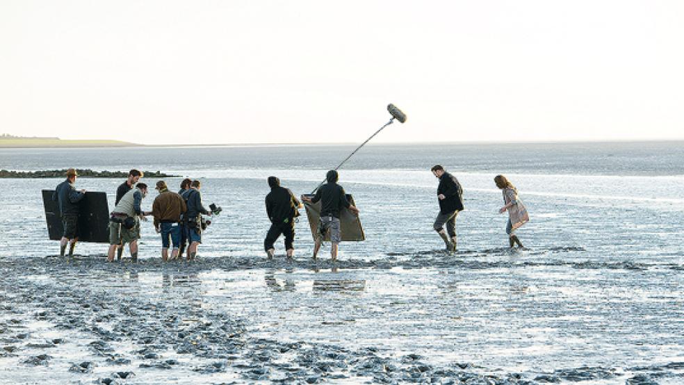 Dreh im Watt: Die Filmcrew bei den Aufnahmen an der ostfriesischen Nordseeküste in 2019. Kleines Bild: Frank Weller (Christian Erdmann), Ann Kathrin Klaasen (Julia Jentsch) und Rupert (Barnaby Metschurat) ermitteln.  © Foto: Sandra Hoever/ZDF