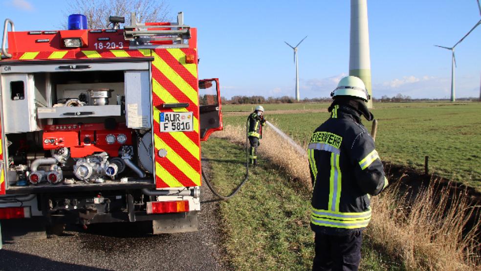 Bei Ankunft an der Einsatzstelle konnte in einer Grabenböschung Rauch wahrgenommen werden © Feuerwehr