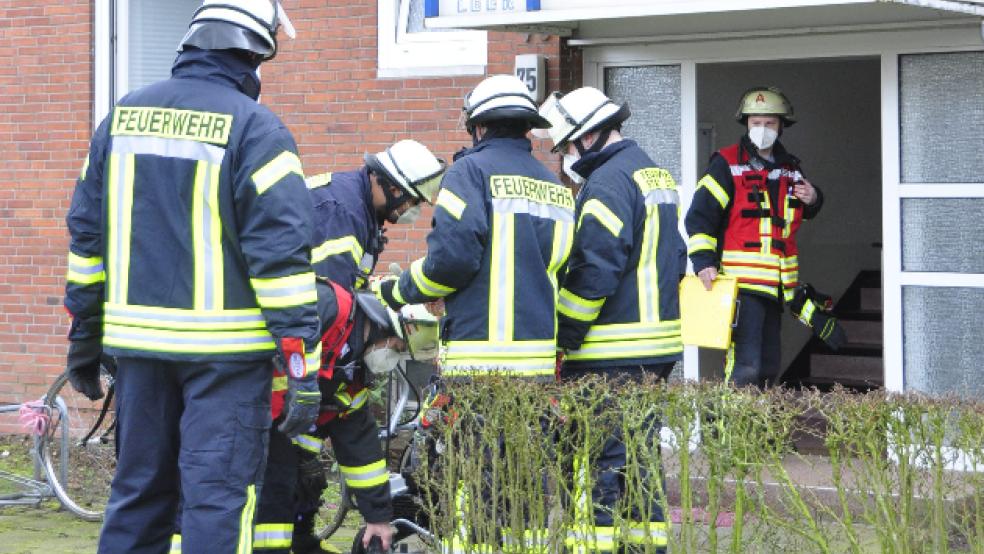 Die Feuerwehrleute setzten gegen den Rauch in der Wohnung einen Lüfter ein. © Foto: Wolters