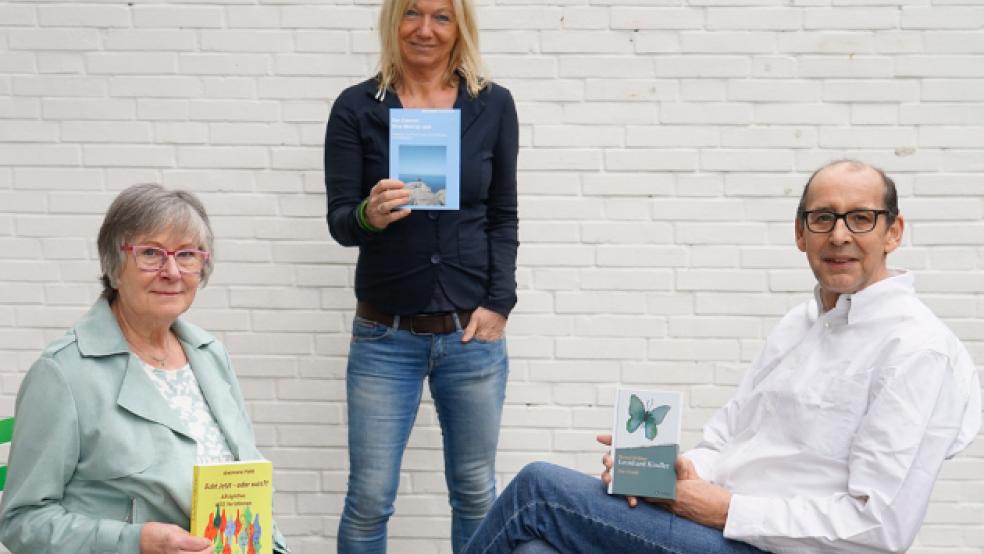 Trio mit drei Büchern (von links): Anemone Hehl, Mechthild Tammena und Berend Wilbers. © Foto: privat