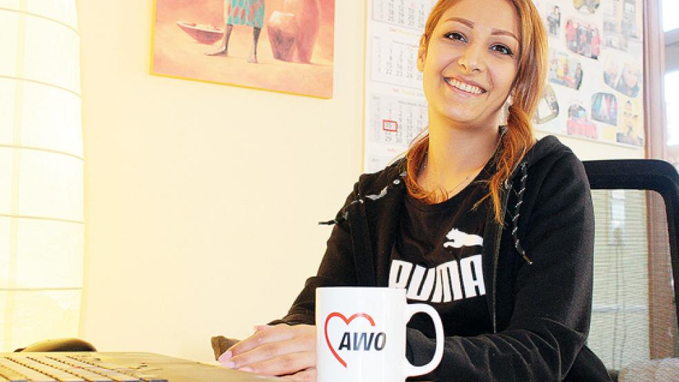 Elahe Hamedamian (Foto) und Ahcene Azibi arbeiten für den Jugendmigrationsdienst der AWO in Leer. Dort müssen sie regelmäßig für Geflüchtete in allen möglichen Angelegenheiten übersetzen.  © Foto: Berents