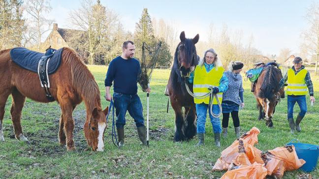 70 Schnapsflaschen und acht Säcke Müll gesammelt