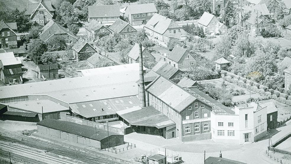 So sah die Konservenfabrik in Bunde im Jahr 1974 aus. Für zwei Jahre war Gottfried Watermann ein Teilhaber und Mitbegründer. In Bunde wurde jährlich heimisches Gemüse zu Millionen von haltbaren Konserven verarbeitet. Weithin bekannt wurde das Unternehmen für seine RECO-Konserven mit dem Werbespruch »Frisch vom Felde in die Dose!«.<br />  © Foto: Ostfriesische Landschaft 