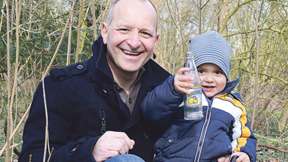 Findiger Filius: Stolz präsentiert Tido zusammen mit seinem Vater Dr. André Köller die Flasche aus der Produktion von »Hesse-Bräu«.  © Fotos: privat