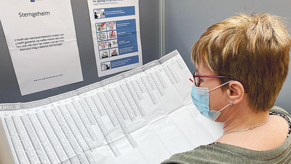 Stimmzettel im Großformat: 100 Zentimeter breit und 60 Zentimeter hoch war das »stembiljet« in der Gemeinde ­Oldambt.  © Foto: Gemeente Oldambt