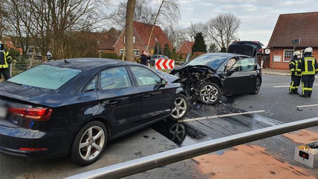 Autos prallen frontal aufeinander