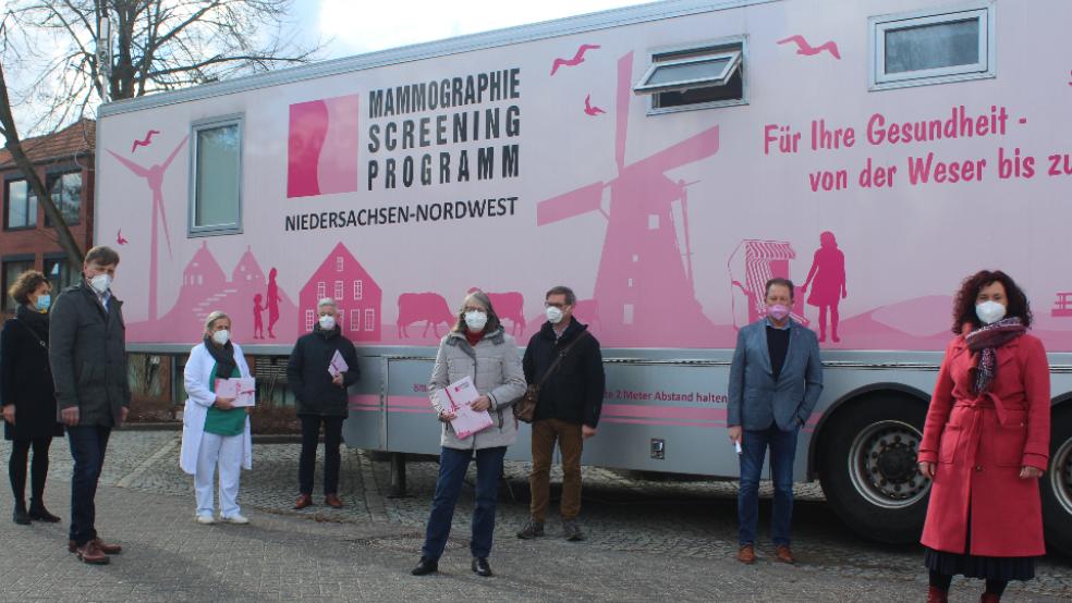 Betonten die Bedeutung des kostenlosen Mammographie-Screening: Beatrix Kuhl, Bürgermeisterin von Leer, »Borro«-Geschäftsführer Dieter Brünink, Dr. Hile Walther, Landrat Matthias Groote, Geziena Scholtalbers, Dr. Dirk Gertken, Dr. Gerold Hecht und Birgitt Kampen-Neumann (von links).  © Foto: Berents