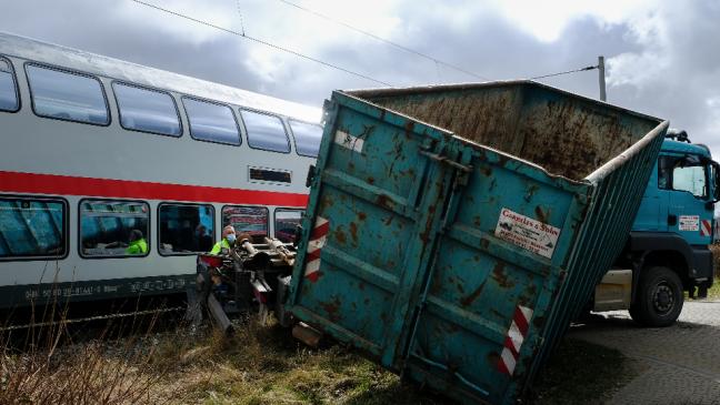 Intercity kollidiert mit Lastwagenauflieger
