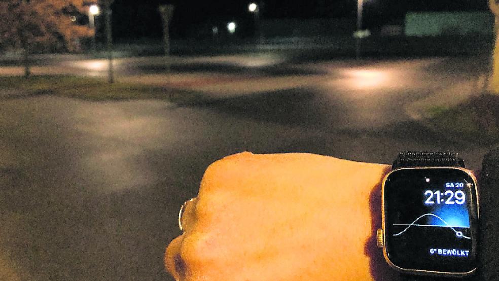 Auf dem Parkplatz hinter »Kaufland« in Papenburg treffen sich am Wochenende normalerweise hunderte junge Menschen mit ihren Autos. An diesem Samstagabend bleibt der Platz rund um das Einkaufszentrum »Dever Park« nach 21 Uhr jedoch leer. © Foto: Müller