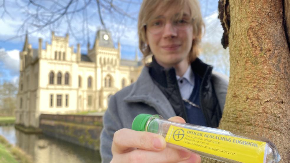 Julian Rastedt hat während seines Praktikums die digitale Schnitzeljagd ausgearbeitet. © Foto: Landkreis Leer