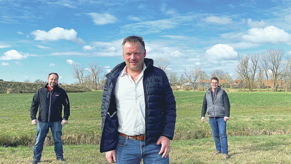 Georg Penon (1. Vorsitzender des Landwirtschaftlichen Naturvereins Rheiderländer Marsch), Georg Sterrenberg (Vorsitzender des LHV-Zweigvereins Rheiderländer Geest) und Klaus Borde (1. Vorsitzender LHV-Zweigvereins Niederrheiderland, von links) fordern von der Politik mehr Planungssicherheit.  © Foto: Boelmann