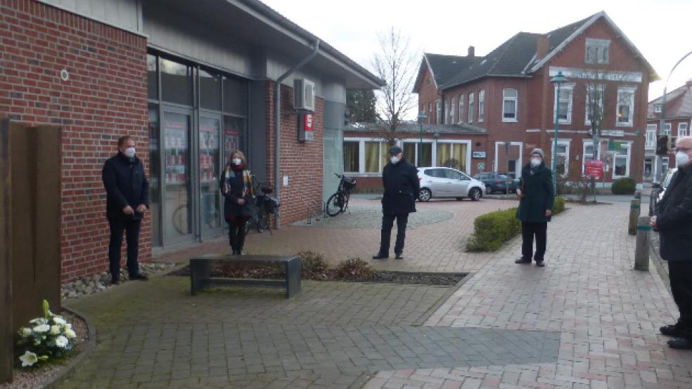 Bürgermeister Gerald Sap (links) legte einen Kranz nieder am Mahnmal bei der Sparkasse am Kirchring in Bunde. © Foto: Graalmann