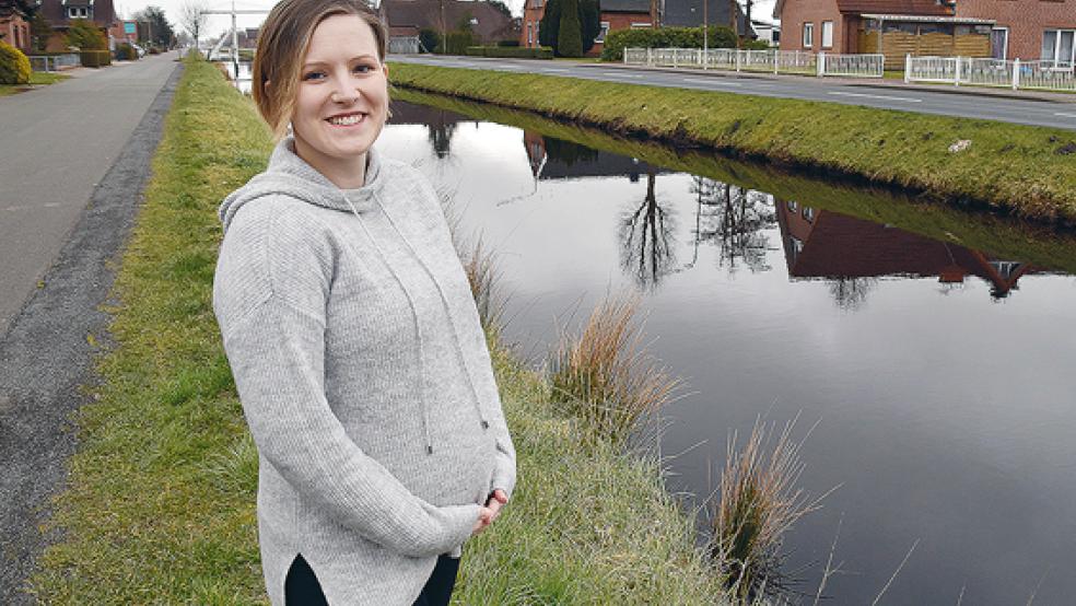 »Ich habe spontan reagiert.« Michaela Wist aus Rhauderfehn ist im siebten Monat schwanger. Sie sprang am Sonnabend gegen 22 Uhr in diesen Kanal am Rajen in Rhauderfehn, um eine 81-Jährige zu retten, die mit ihrem Auto verunglückt war.  © Ammermann