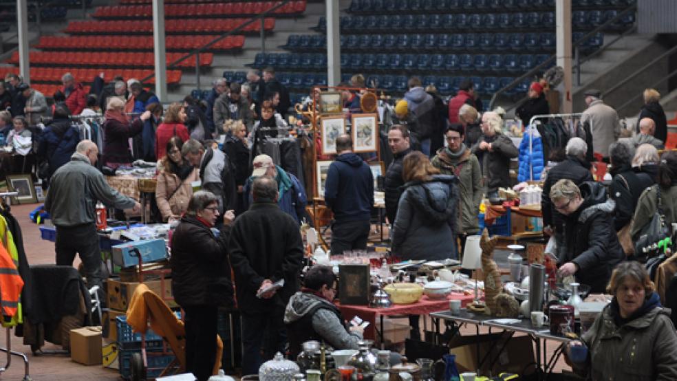 Auf den Tribünen derOstfrieslandhalle, hier ein Archivbild von einem Flohmarkt vor der Corona-Pandemie, werden die SPD-Delegierten morgen nicht sitzen. Ihre Konferenz findet digital statt.  © Archivfoto: Wolters