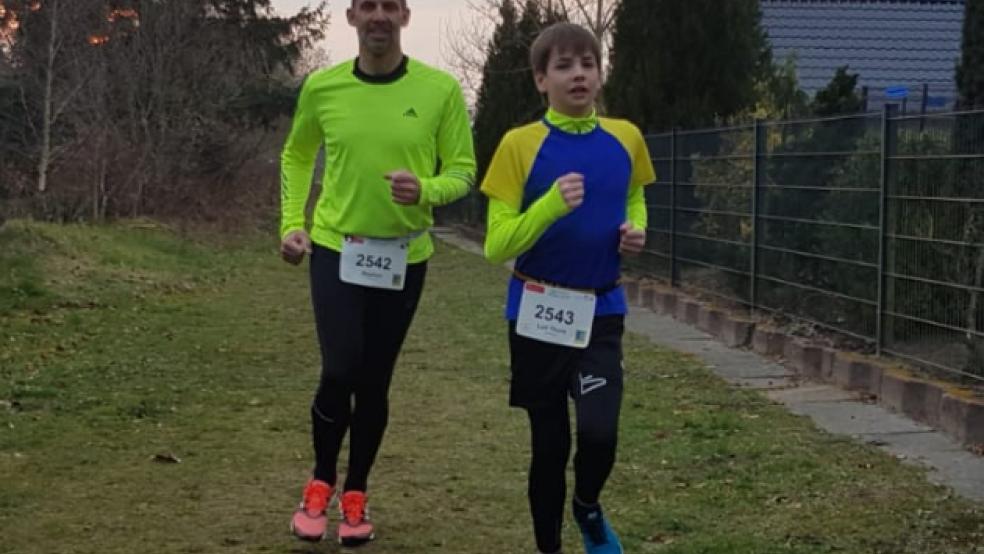 Leif Thore Duitsmann und sein Vater Stephan sind gemeinsam auf den Etappen für den »Ossi­loop anners« unterwegs. Stephan Duitsmann war einst als Triathlet aktiv. © Foto: privat