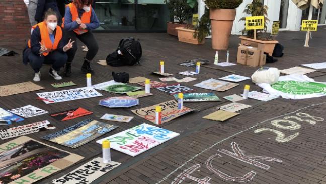 Klimaschützer protestieren auf dem Denkmalsplatz