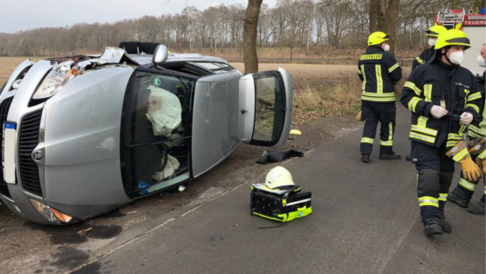 Die Feuerwehr befreite die eingeklemmte Fahrerin aus diesem Auto, ein zweijähriges Mädchen wurde beim Unfall leicht verletzt. © Foto: Feuerwehr