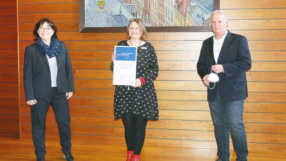 Ilse Frerichs präsentiert gemeinsam mit Kerstin Rogge-Mönchmeyer und Ralf Wagemann die Urkunde für den VGH Förderpreis Museumspädagogik 2020.  © Foto: Landesmuseum Emden