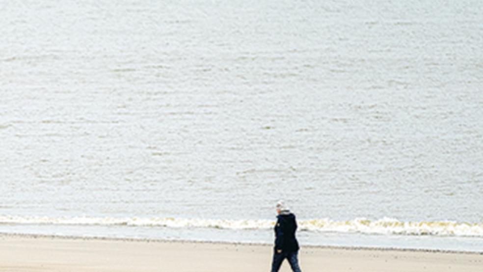 Die Strände der ostfriesischen Insel sind corona-bedingt frei von Touristen. Das Gastgewerbe wartet sehnsüchtig auf Gäste.  © Foto: picture alliance/dpa/Mohssen Assanimoghaddam