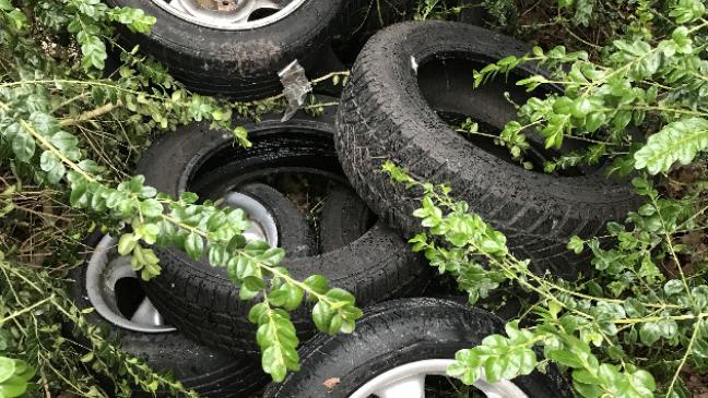 Zehn Autoreifen auf Privatgrundstück entsorgt