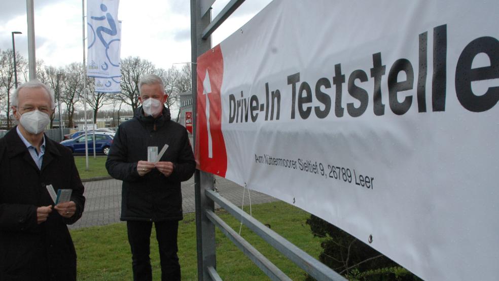 Der DRK-Kreisvorsitzende Bernhard Bramlage und Landrat Matthias Groote eröffneten heute Vormittag die Corona-Teststelle in Nüttermoor. © Foto: Szyska