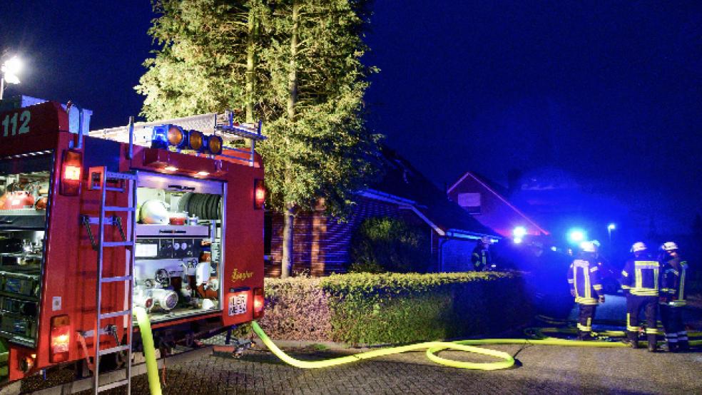 Die Feuerwehr war heute Morgen mit fünf Fahrzeugen und 35 Kräften in der Hilgenholtstraße in Weener im Einsatz. © Foto: Bruins
