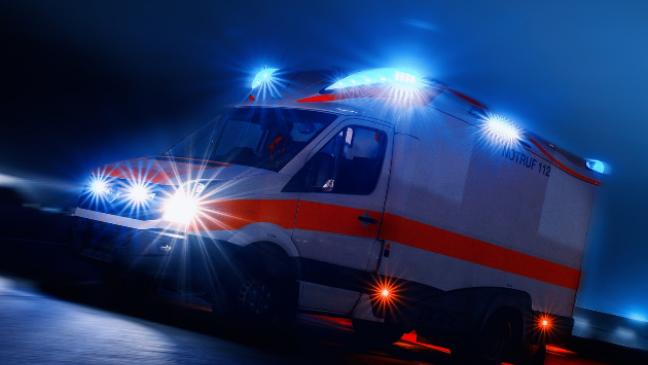 Auto prallt gegen Baum: Zwei Schwerverletzte