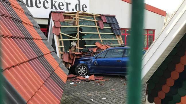 Auto kracht in Dachziegel-Ausstellung