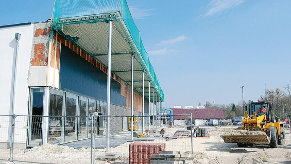 Der neue Edeka-Markt an der Neuen Feldstraße in Weener nimmt immer mehr Gestalt an.  © Foto: Hoegen