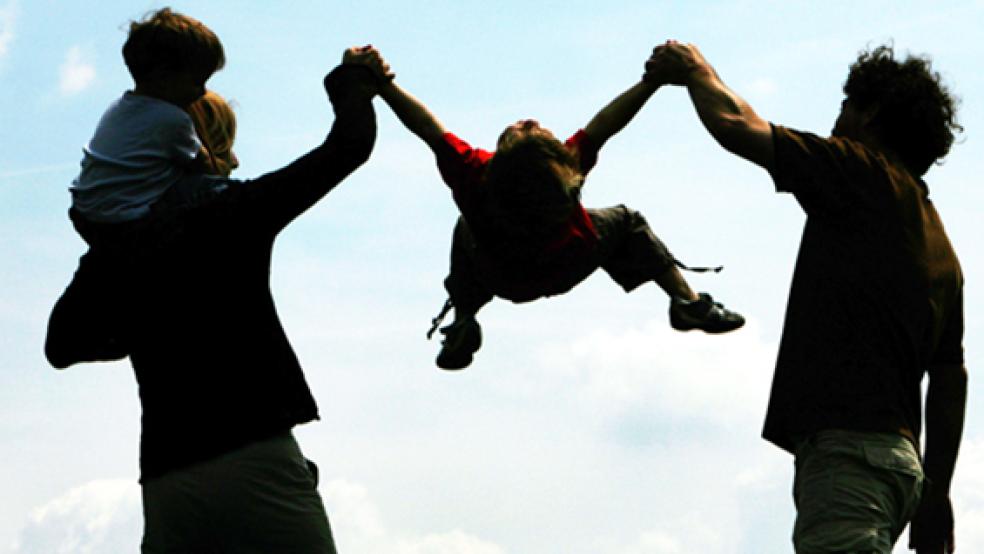 2076 Menschen aus dem Landkreis Leer nahmen im vergangenen Jahr Elterngeld in Anspruch. In jedem dritten Fall haben beide Elternteile die Leistung in Anspruch genommen.  © Foto: dpa/Frank Leonhardt