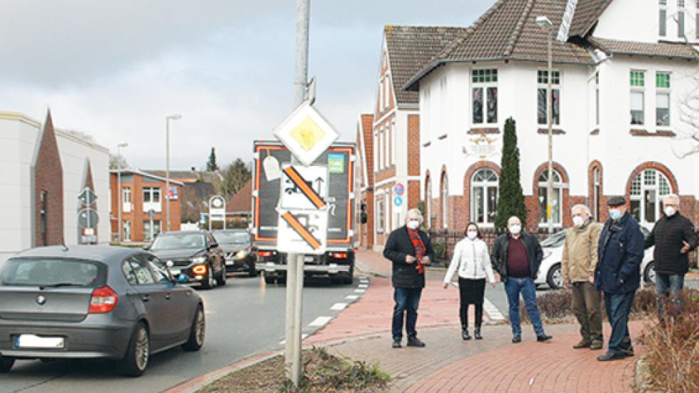 Der Vorstand der Weeneraner SPD hält die Kreuzung Mühlen-,Kirchhof- und Rathausstraße für den geeignetsten Standort für eine Ampelanlage zur Überquerung der Mühlenstraße. Das Foto zeigt von links: Dieter Frikke, Naima Michel, Andreas Michel, Reinhard Leising, Meint Peters und Friederich Sap.  © Foto: privat