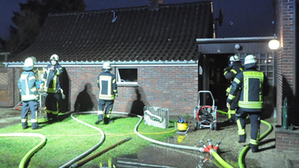 Das Feuer drohte, vom Schuppen auf das angrenzende Wohnhaus überzugreifen..  © Foto: Wolters
