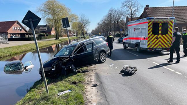 Auto bei Unfall in Kanal geschleudert