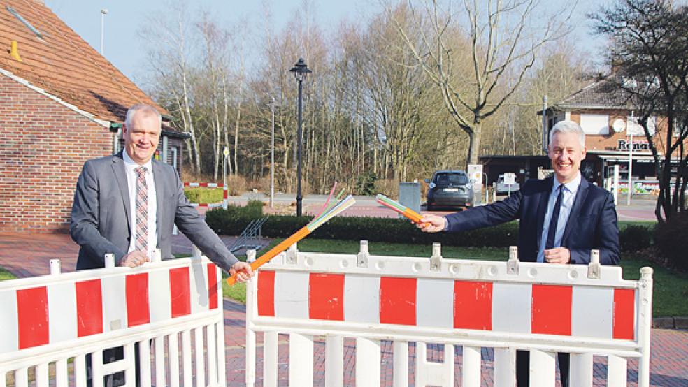 Landrat Matthias Groote (im Bild rechts) und Bürgermeister Günter Harders (Ostrhauderfehn) als Sprecher der Bürgermeisterinnen und Bürgermeister im Kreisgebiet sehen in dem Großprojekt einen Meilenstein.  © Foto: Landkreis Leer
