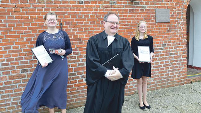 Zwei Mädchen konfirmiert in Ditzum