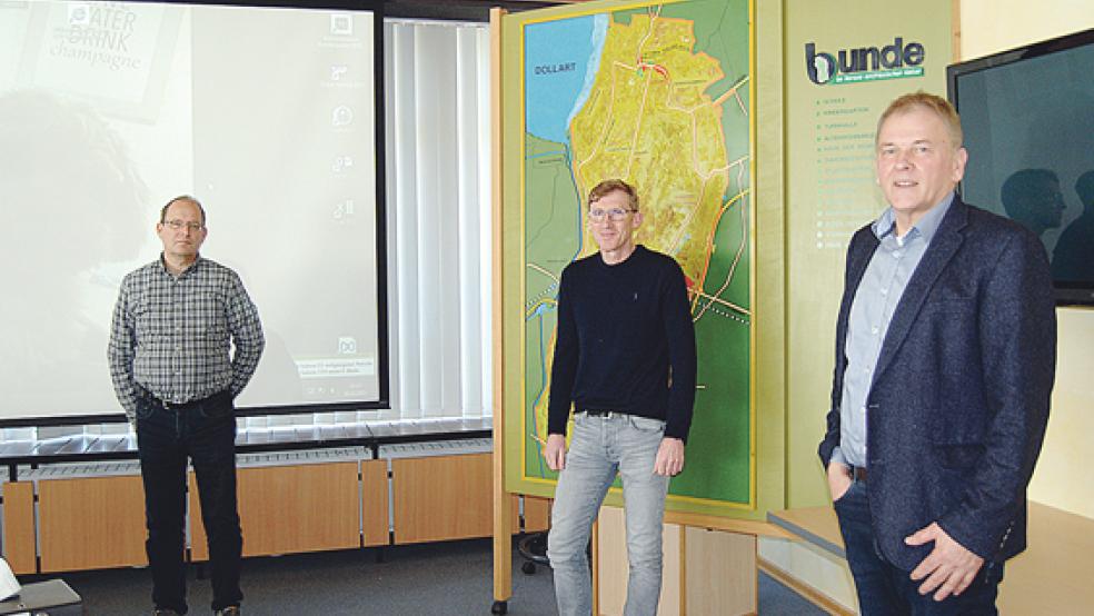 Kämmerer Achim Schlötel, Fachbereichsleiter Harm van Vügt und Bürgermeister Gerald Sap (von links) stellten gestern in einem Pressegespräch den gerade beschlossenen Haushalt 2021 der Gemeinde Bunde vor.  © Foto: Hoegen