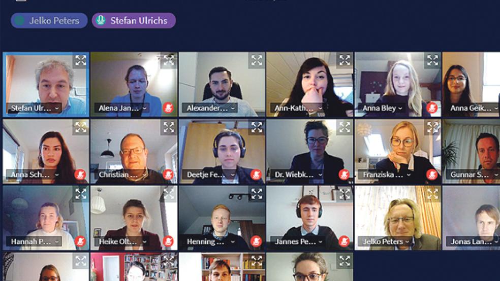 Die angehenden Lehrkräfte fürs Gymnasium lernen auch von zu Hause – per Videoschalte. Das Studienseminar in Leer nahm zum neuen Schulhalbjahr 25 neue Pädagogen auf. Seminarleiter Jelko Peters (unten rechts) begrüßte die Neulinge.  © Foto: NBC/Ulrichs