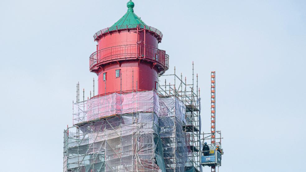 Der Campener Leuchtturm an der ostfriesischen Küste ist eingerüstet. Der höchste Leuchtturm Deutschlands wird saniert. <br />  © Foto: dpa - Sina Schuldt