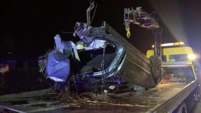 Mit Auto gegen mehrere Bäume geprallt