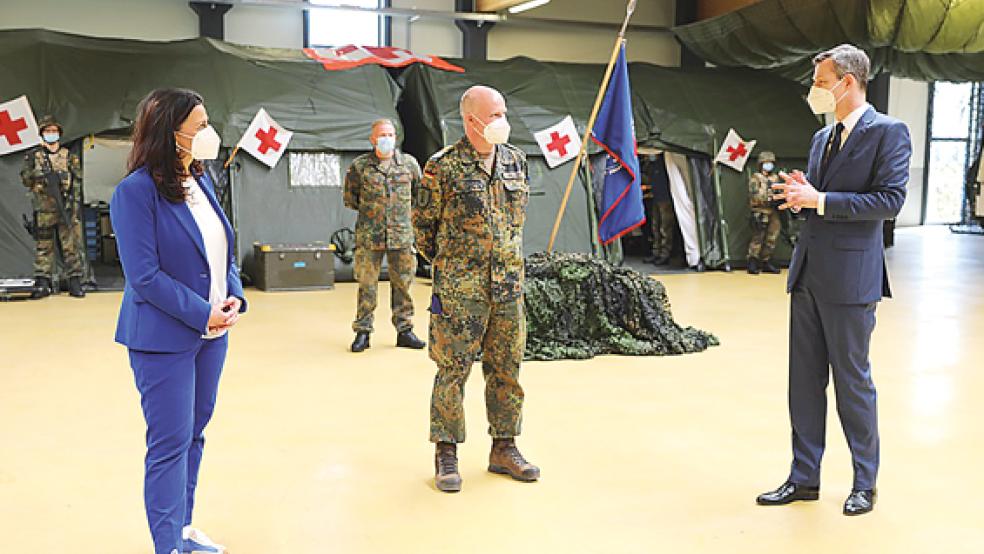 Abgeordnete Gitta Connemann (links), Oberstarzt Dr. Jens-Peter Evers (mitte) und Staatssekretär Thomas Silberhorn im Gespräch über Erfordernisse im Kommando Schnelle Einsatzkräfte Sanitätsdienst »Ostfriesland«.  © Foto: Bundeswehr/ Englowski