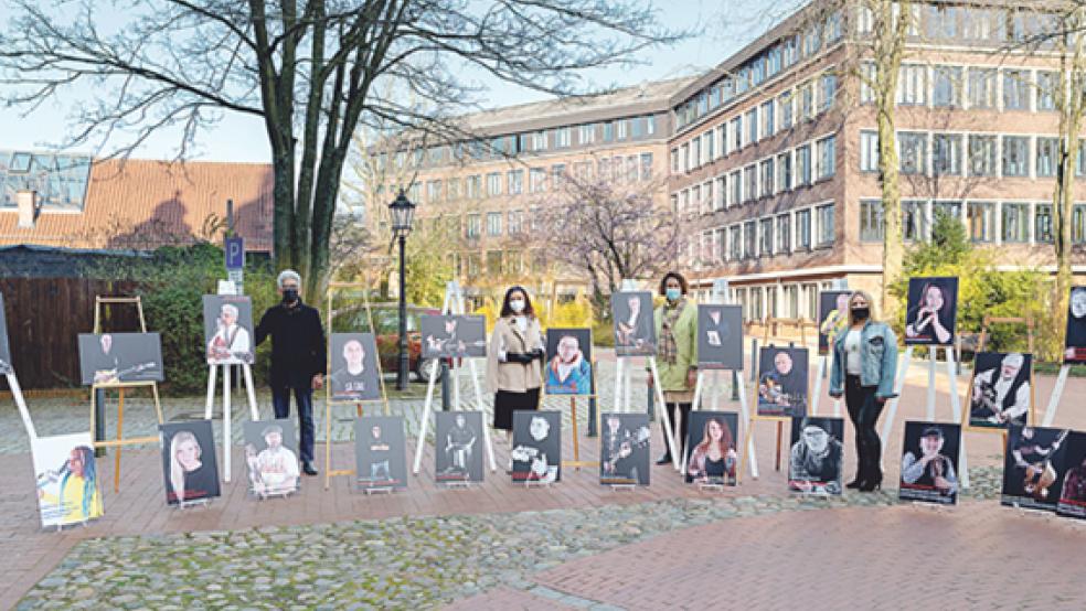 Musiker Victor Stanley (links) freut sich mit Fotografin Agnieszka Neila (rechts) über die Unterstützung der CDU-Bundestagsabgeordneten Gitta Connemann (2. von links) und der Bürgermeisterin Beatrix Kuhl.  © Foto: Ammermann
