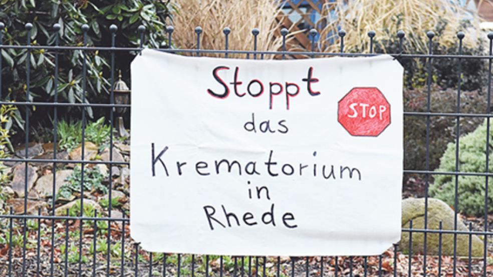 Protestplakate dokumentieren den Widerstand der Bürger in Rhede.  © Foto: Hinrichs