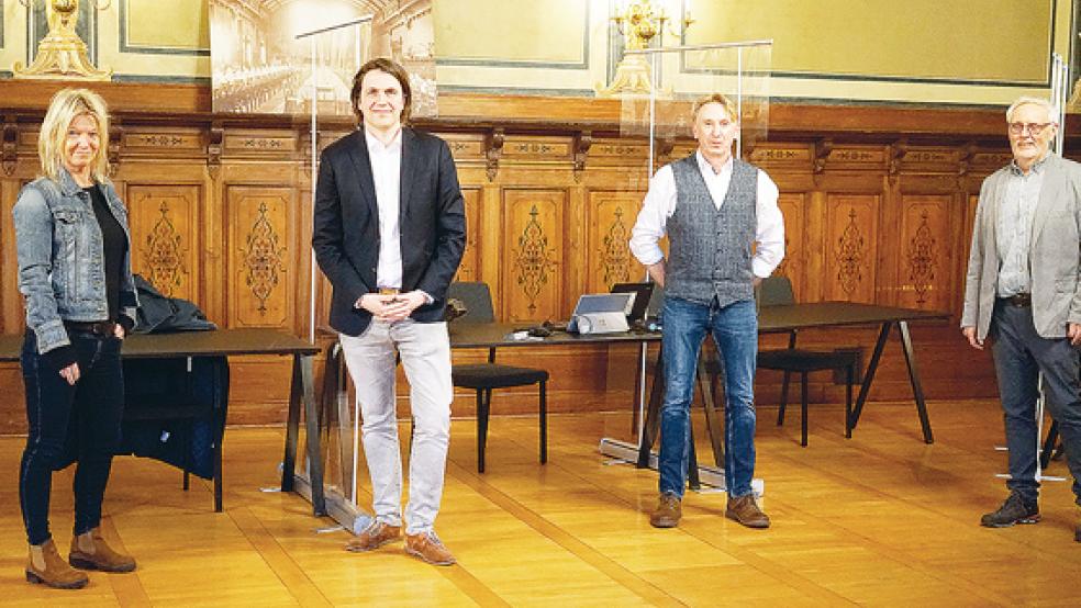 Wer wird in Leer von den Grünen bei der Bürgermeisterwahl unterstützt? Andre Willems (2.v.l.)und Jörg Penning (2.v.r.) stellten sich den Fragen der Parteimitglieder. Die Sitzung leiteten Mechthild Tammena und Bruno Schachner (Grüne).  © Foto: Grüne