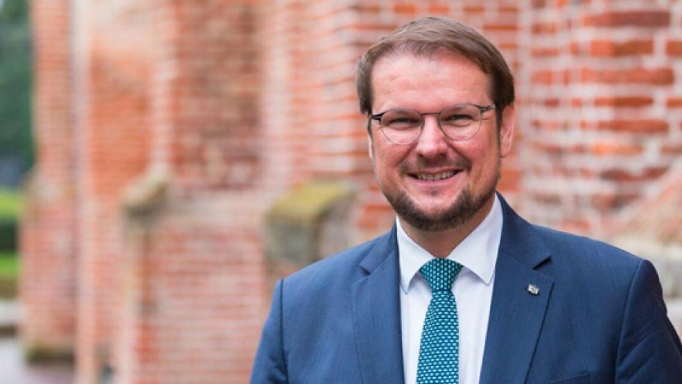 Oberbürgermeister Tim Kruithoff hat Grund zur Freude: Emden ist keine Hochinzidenzkommune mehr.  © Foto: Stadt Emden
