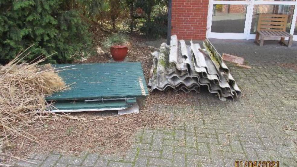 Auf dem Gelände einer Kirchengemeinde in Leer wurde illegal Müll entsorgt. Die Polizei ermittelt.  © Polizei