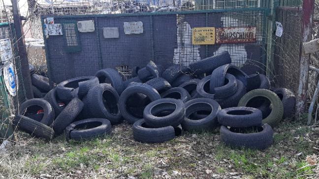 Wem gehören diese Autoreifen?