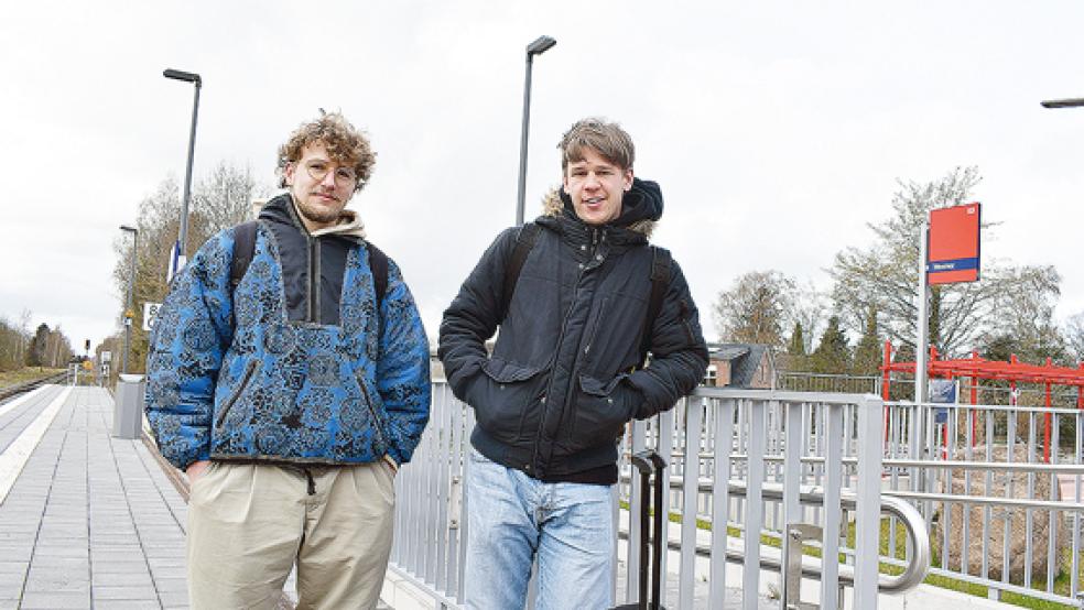 Corona-Test bei der Einreise nach Deutschland? Paul (links) und Nils aus Berlin hörten Mittwoch am Bahnhof in Weener zum ersten Mal davon.  © Foto: Kuper