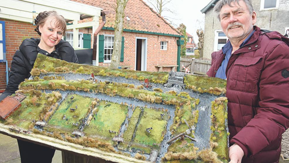 Entwässerung anschaulich dargestellt: Gitta und Werner Nörtker zeigen im Garten des Landarbeitermuseums das Modell der Ausstellung »Dat löppt«.  © Foto: Pries